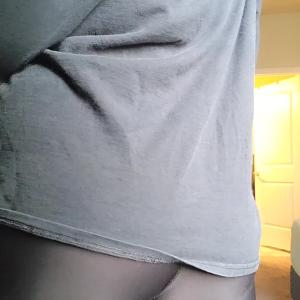 Preview thumbnail for I'm hiding a peach in my yoga pants image