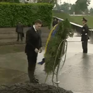 Preview thumbnail for Russian bring Yanukovich (former Ukraine President who was deposed and run) to Minsk to introduced him as legitimate. Let's remind this legendary gif with him image